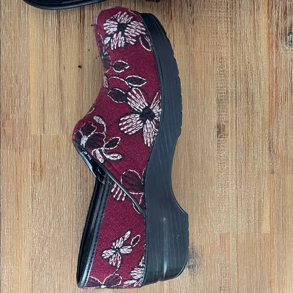 Dansko Women's Red Floral Mules - Picture 4 of 6